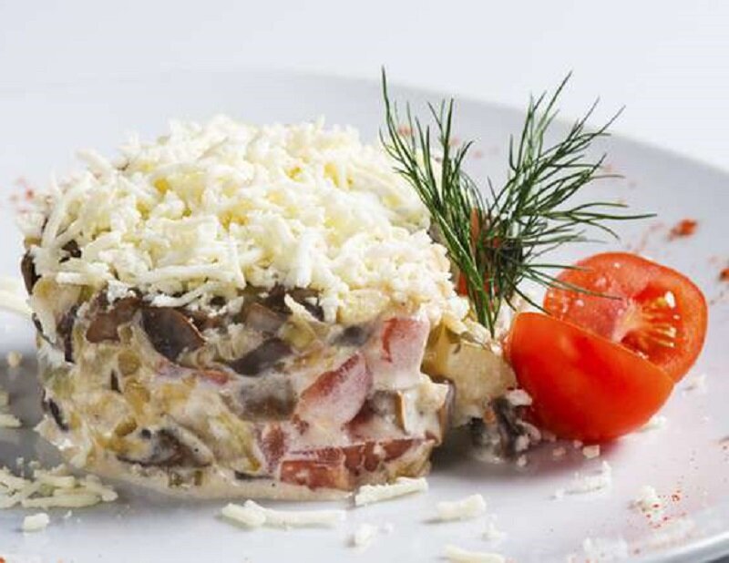 Простой и вкусный салат с курицей и грибами для праздничного стола