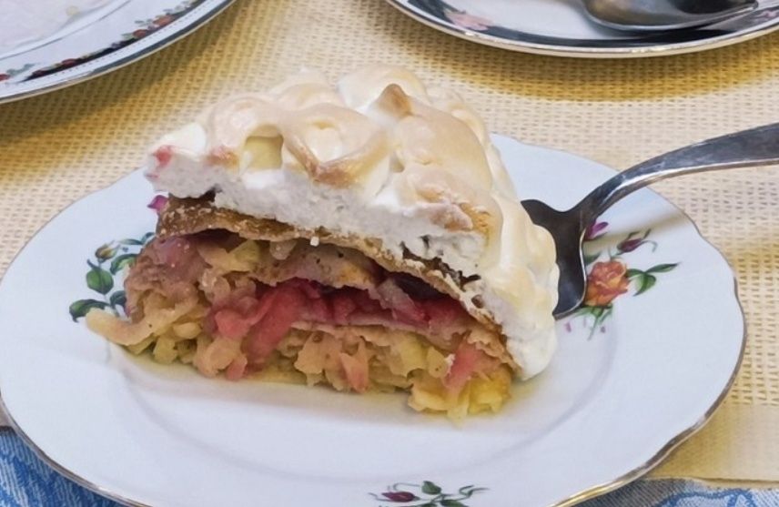 Блинный пирог с яблоками и меренгой: отличный десерт для любого повода