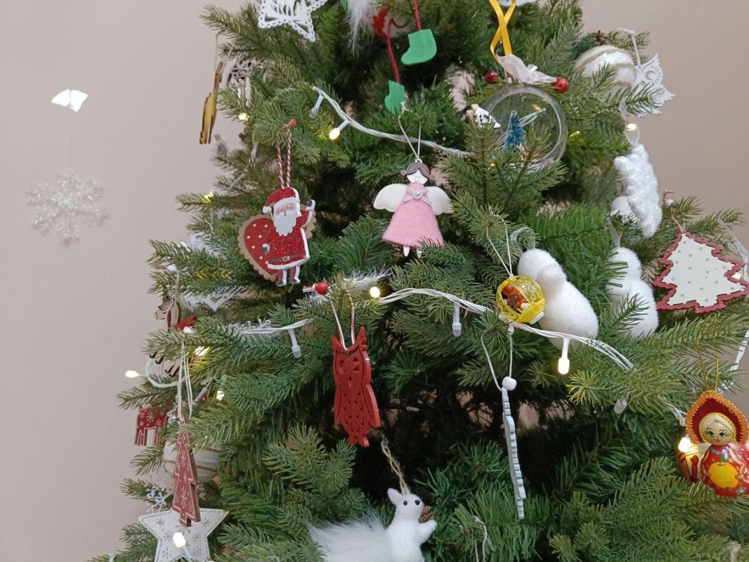 Что делать, если ребенок проглотил мишуру: советы врача