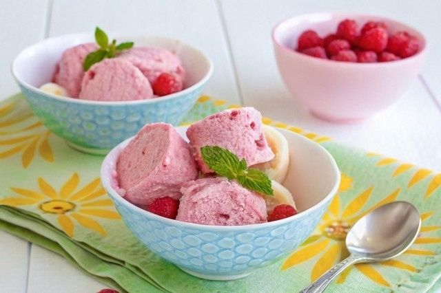 Освежающий десерт: творожное мороженое с ягодами и бананом