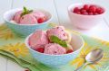 Освежающий десерт: творожное мороженое с ягодами и бананом