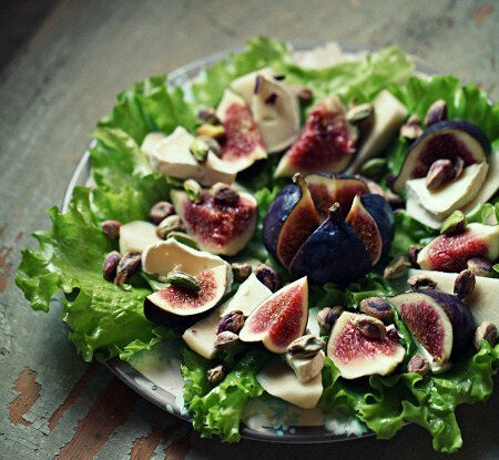 Нежный салат с инжиром и грушами для быстрого ужина