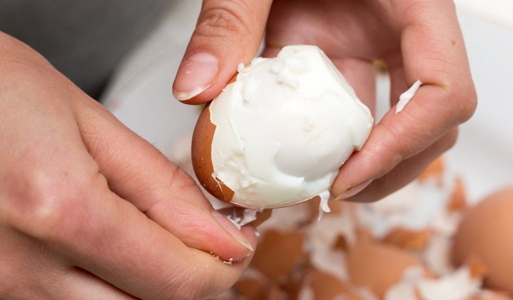 Почему некоторые яйца легко чистятся, а другие — нет: секреты химии