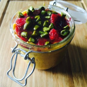 Восхитительный завтрак: облепиха, красные апельсины и фисташки