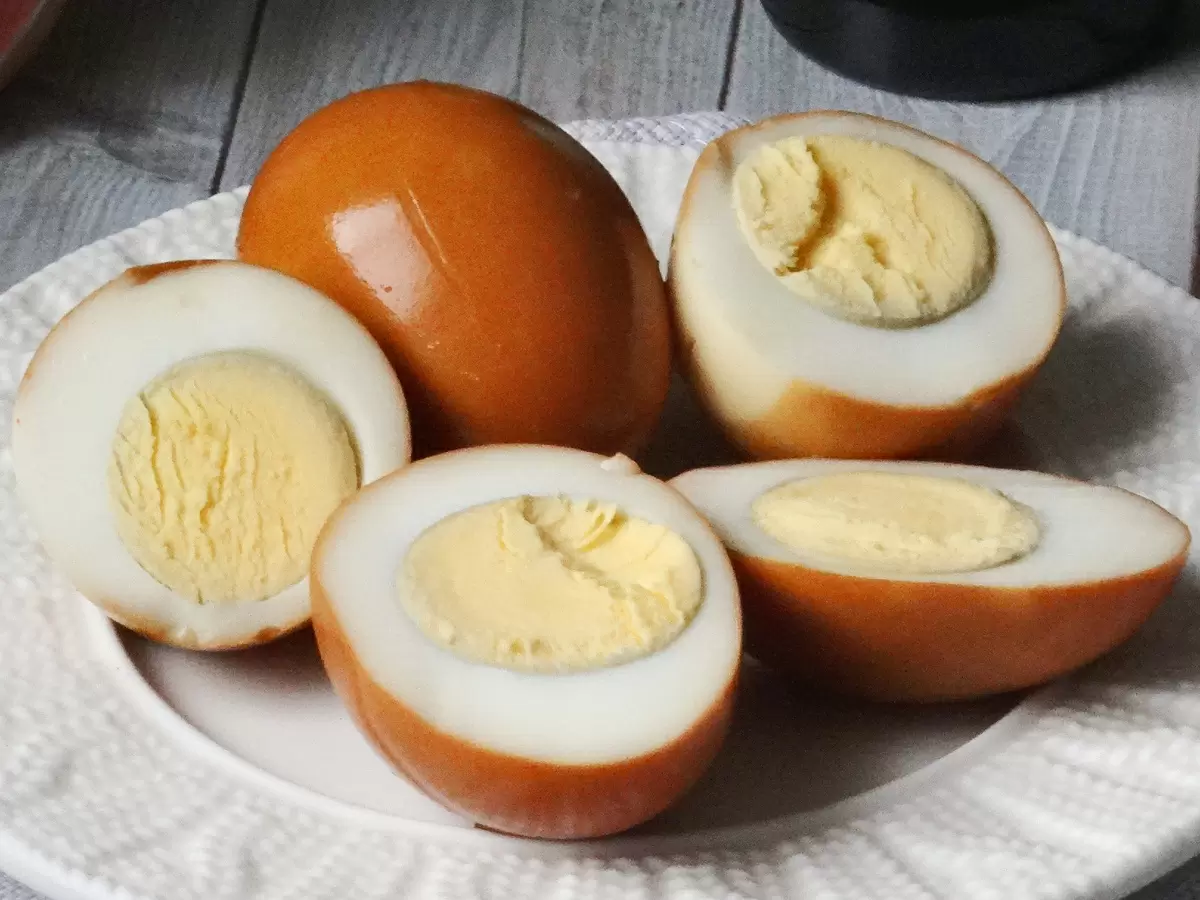 Необычные маринованные яйца: как преобразить привычную закуску