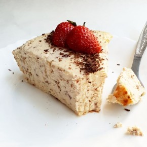 Неожиданный десерт: творожная запеканка с финиками