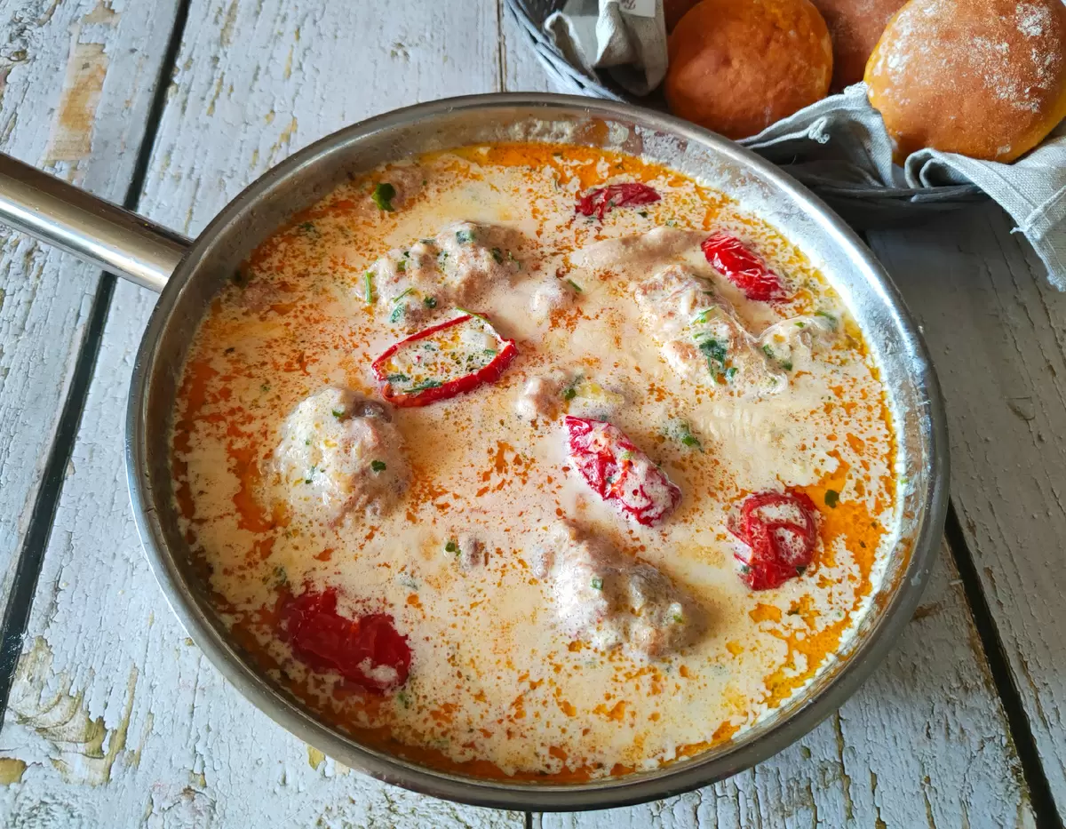 Нежный кролик в сливочном соусе