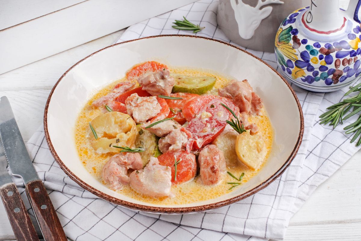 Нежность кроличьего филе в сметанном соусе