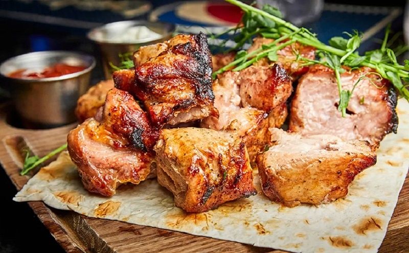 Секреты кавказского шашлыка: как маринад без уксуса делает свинину нежной и сочной