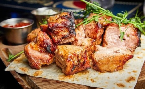 Секреты кавказского шашлыка: как маринад без уксуса делает свинину нежной и сочной