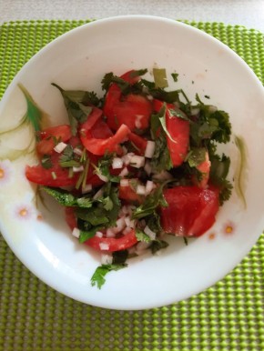 Легкий салат из помидоров с кинзой: вкусно и полезно