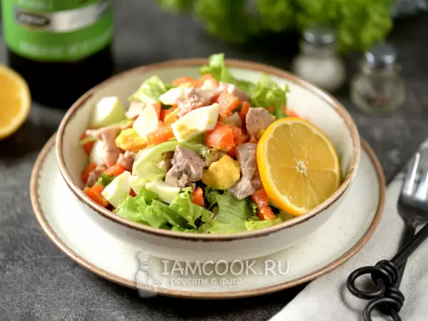 Яркий и питательный салат с печенью трески