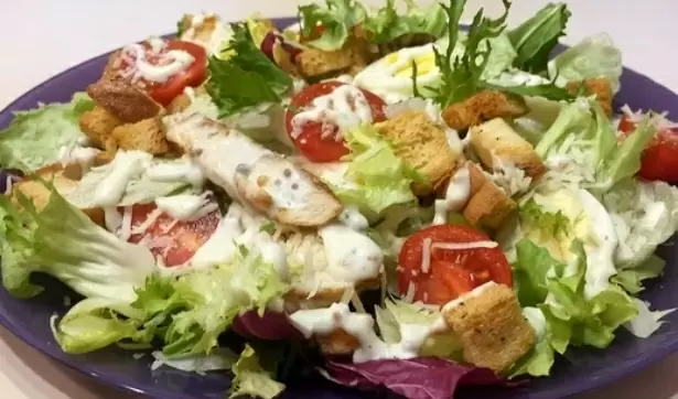Классический салат «Цезарь» с курицей