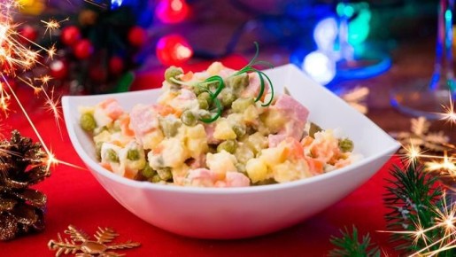 Как сохранить свежесть новогодних салатов и избежать неприятностей в праздники