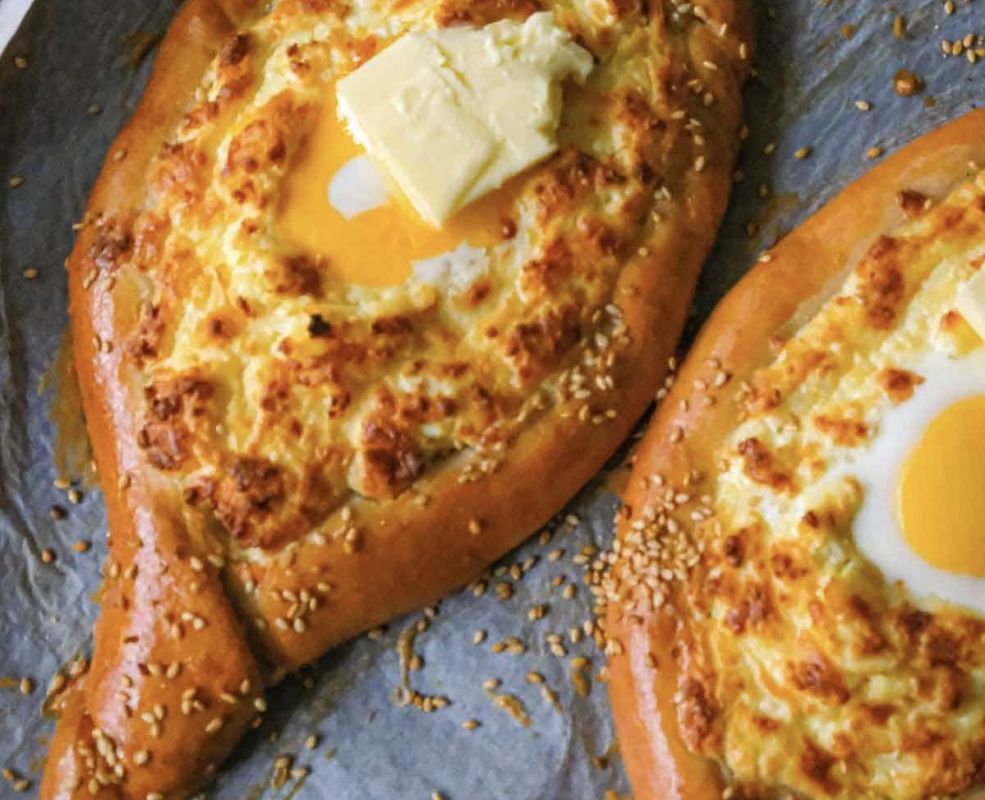 Погружение в мир хачапури: пять наиболее аппетитных вариантов грузинской лепешки