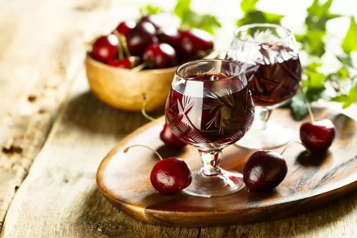 Настойки на домашнем фоне: вишневка, клюковка и другие рецепты для праздника