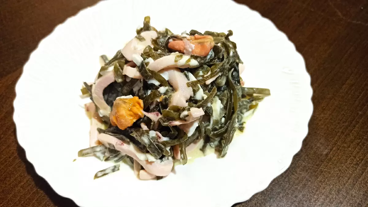 Нежный салат с морской капустой и морепродуктами: идеальное решение для любителей легкой кухни