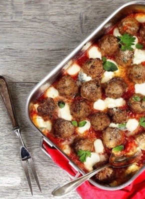 Запеченные фрикадельки с томатным соусом и моцареллой: простое искушение