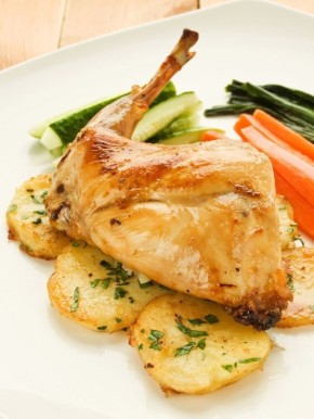 Запечённая кроличья ножка с нежным картофелем