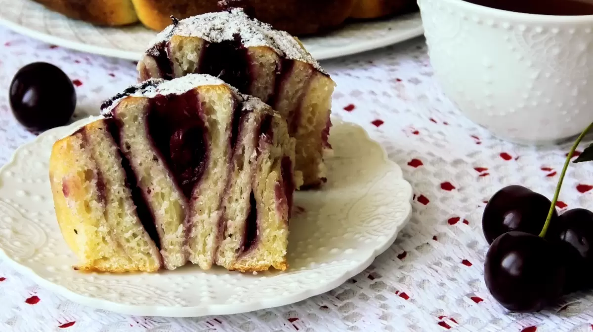 Булочки с вишней на творожном тесте: секреты мягкости и аромата