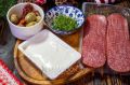 Необычные новогодние закуски: рулет из колбасы и сыра, который покорит любой стол