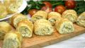 Легкие яичные рулетики с сыром: вкусно и быстро для любого праздника