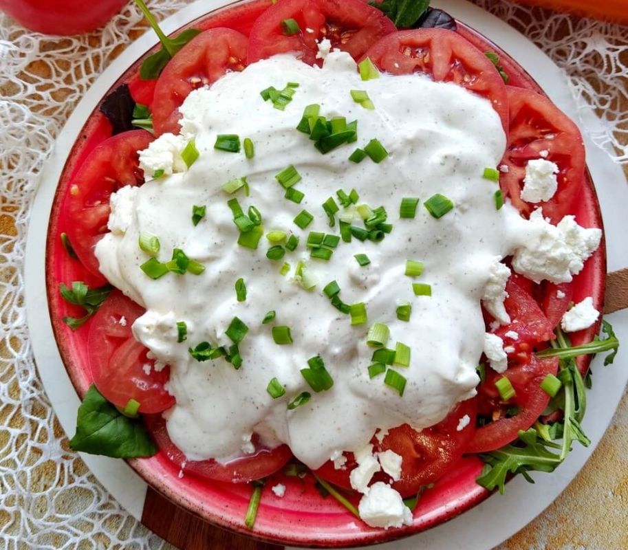Летние радости: салат с ароматными помидорами и творожным сыром