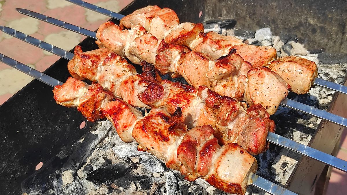 Сочный шашлык из свинины на минералке: секреты быстрого маринада